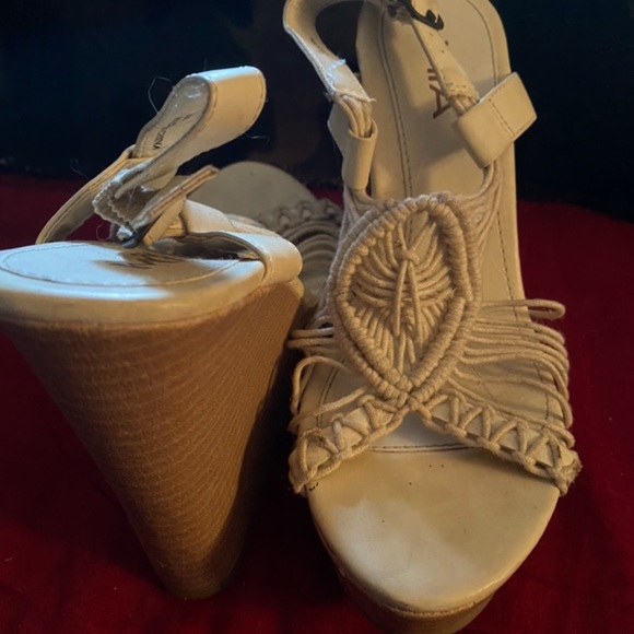 🌼 Girl Mia wedge heel sandals in cream! 🌼 - Picture 5 of 8